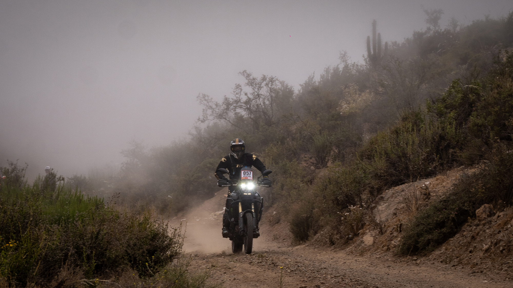 Motociclista cruzando terrenos complicados en Raid ADV