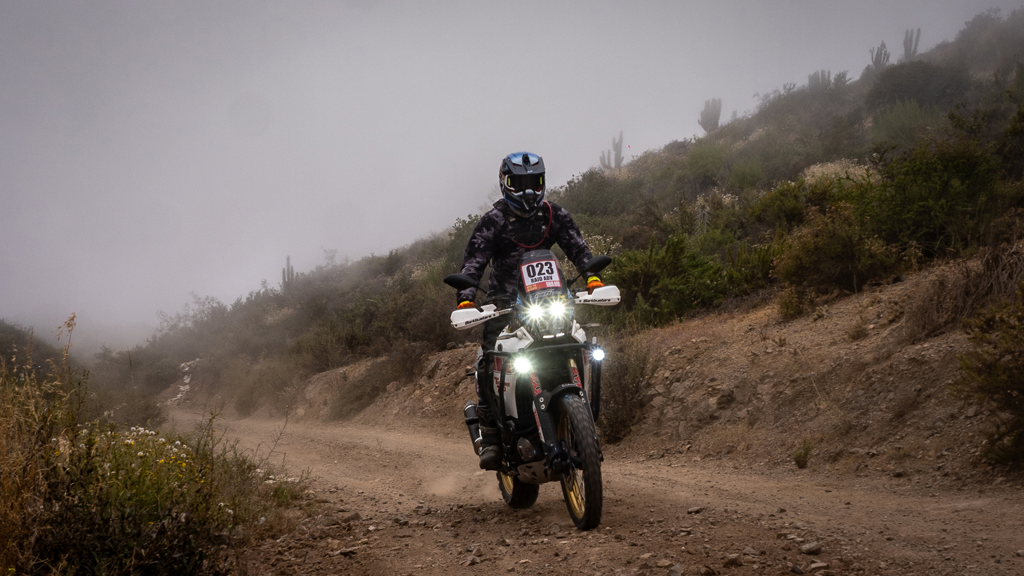 Grupo de motociclistas en una etapa del Raid ADV Challenge