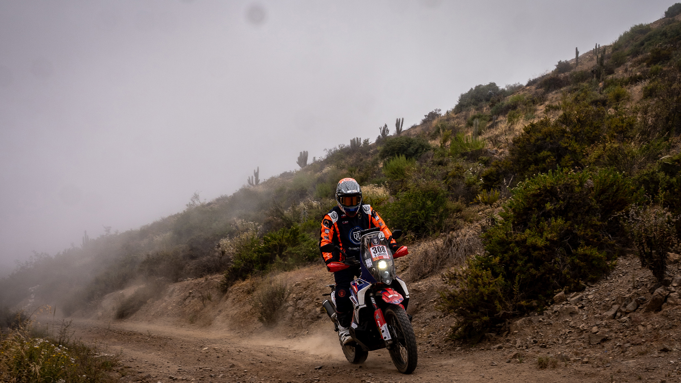 Motociclista afrontando un desafío de navegación en Raid ADV