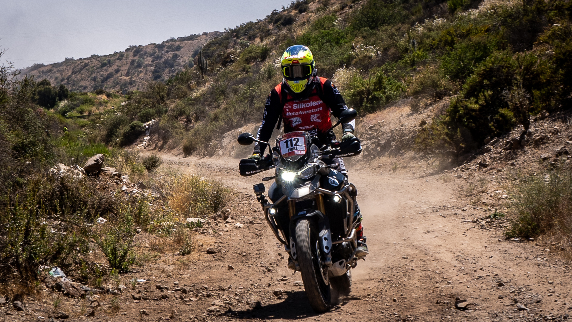 Motociclista superando obstáculos en Raid ADV