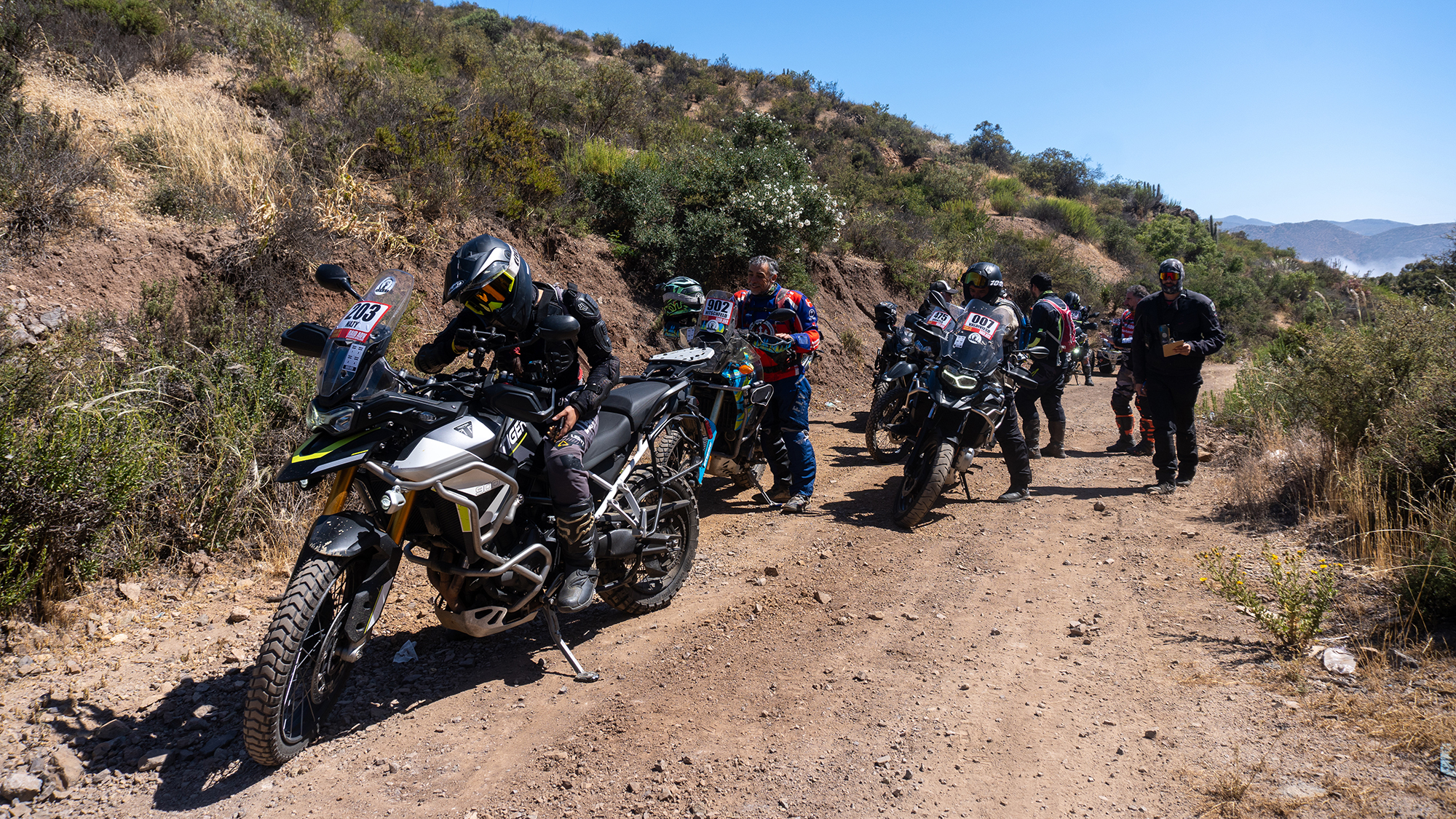 Motociclista explorando nuevos horizontes en Raid ADV